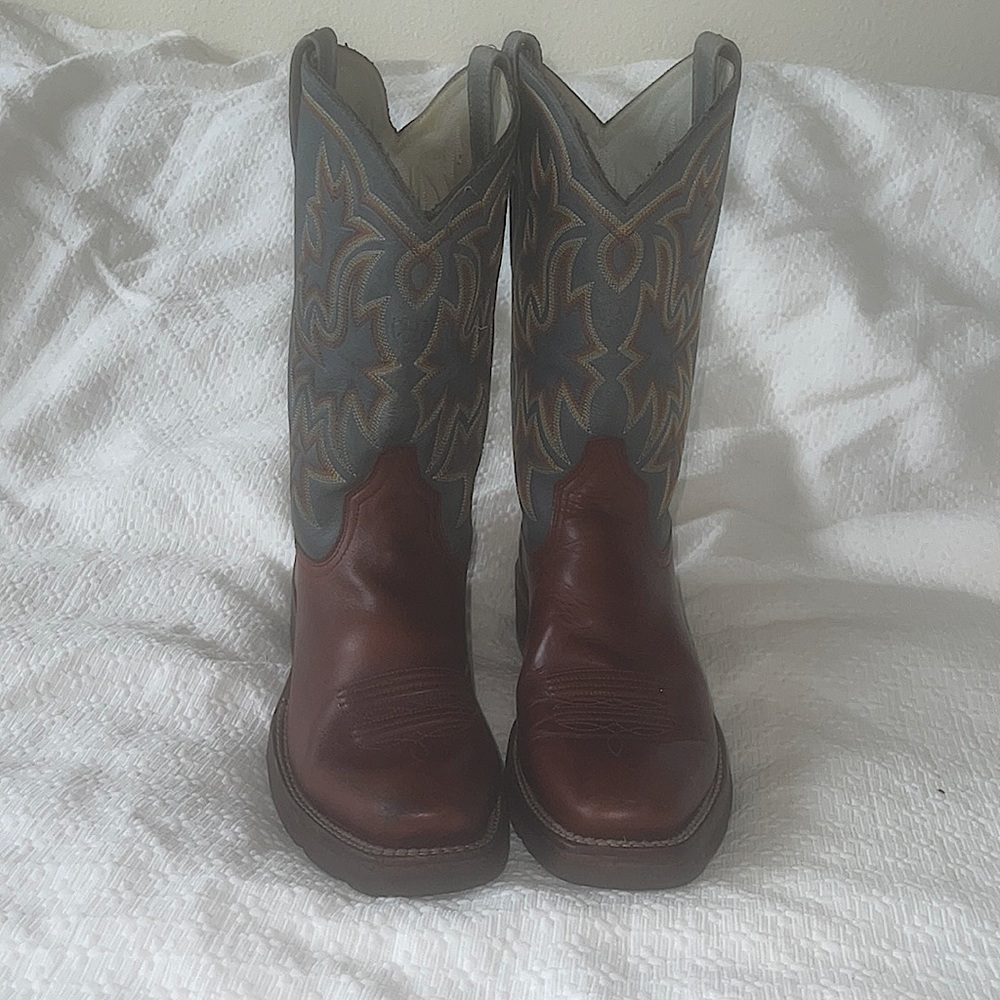 Womens- Grey/Brown Bomber Square boot size 8, narrow upper boot. good condition.